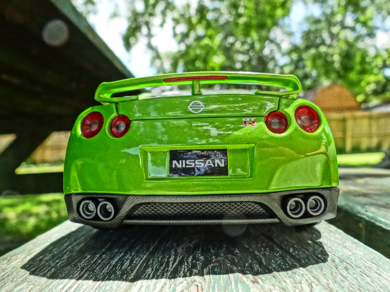 Illustration for article titled Rawr!!! Godzilla! Maisto 1:18 Nissan GT-R